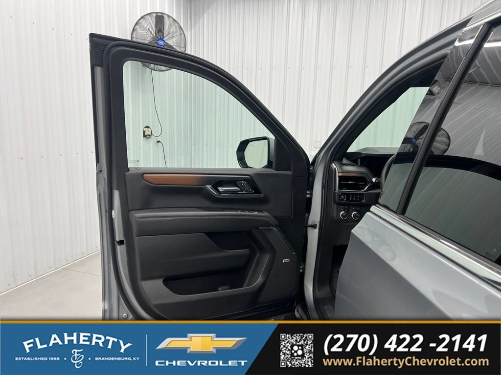 Used 2025 GMC Yukon XL Denali AWD/4WD image 8