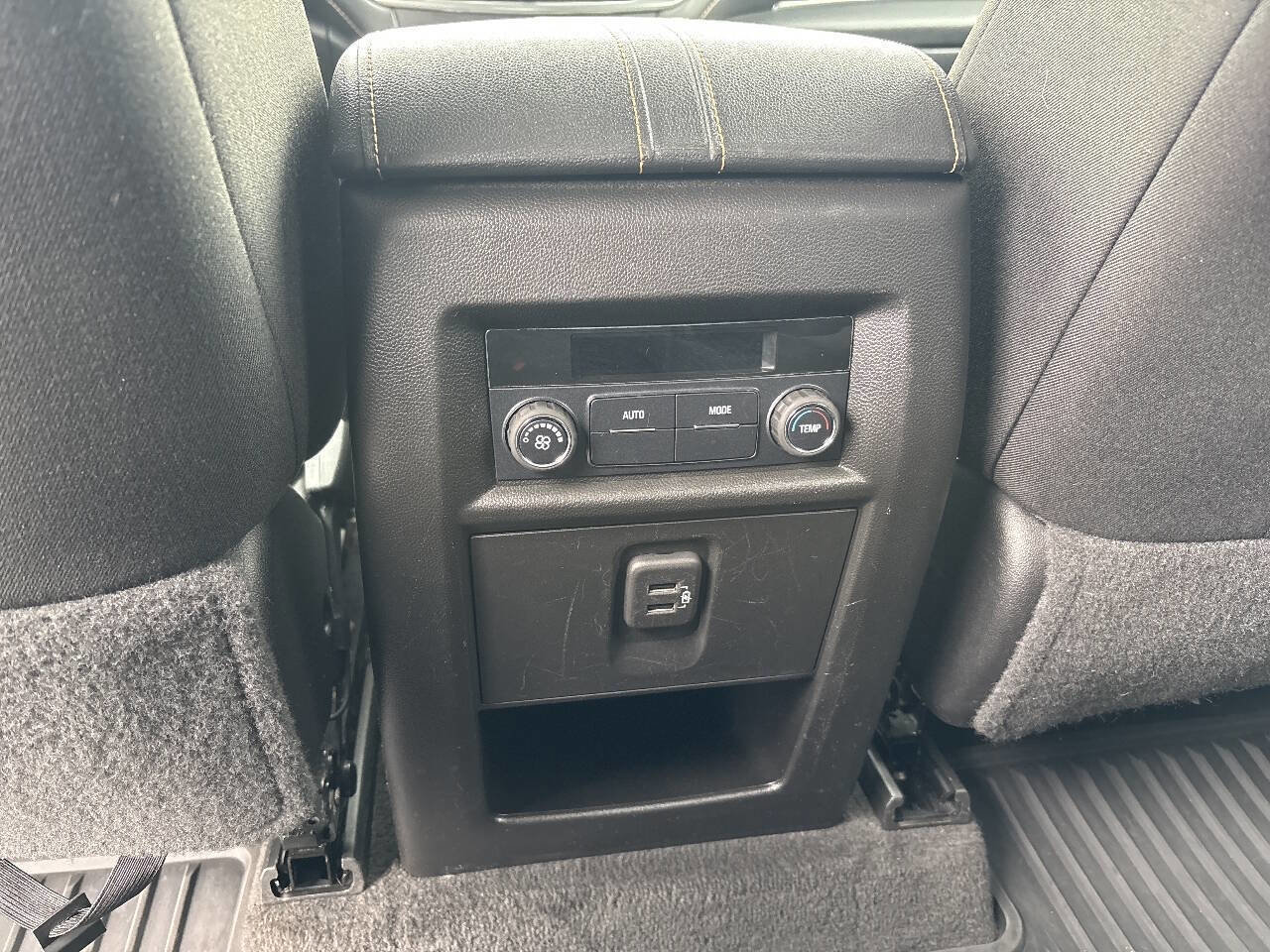 Used 2019 Chevrolet Traverse LT FWD image 16