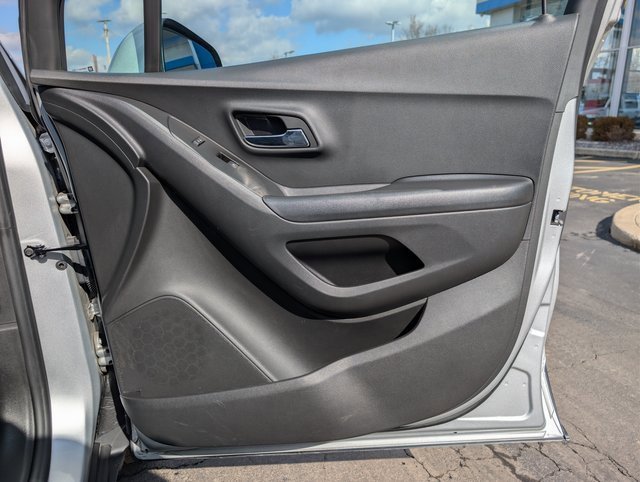 Used 2022 Chevrolet Trax LT w/ LT Convenience Package image 13