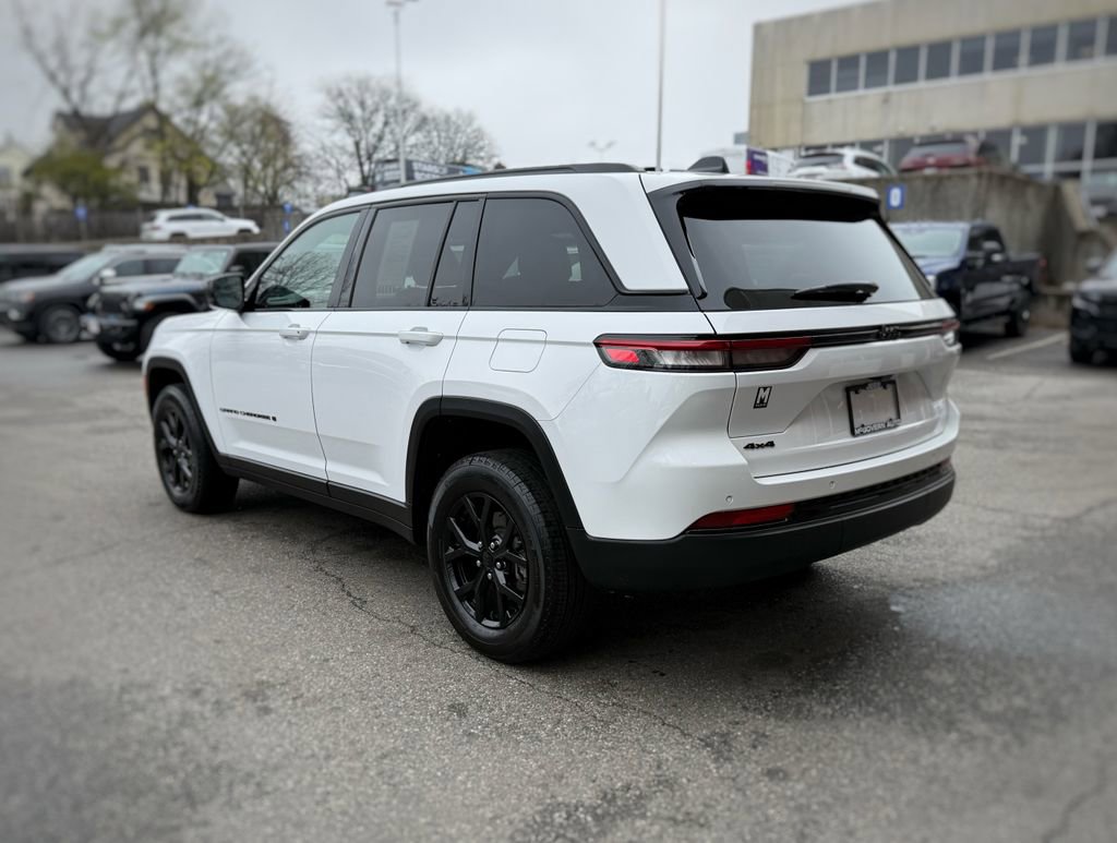 Used 2025 Jeep Grand Cherokee Altitude AWD/4WD image 12