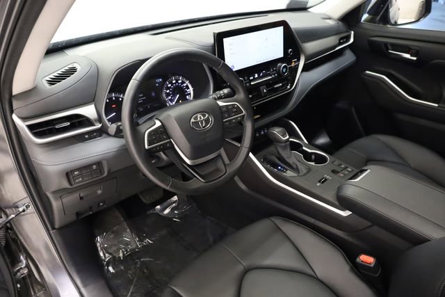 Used 2024 Toyota Highlander XLE image 9