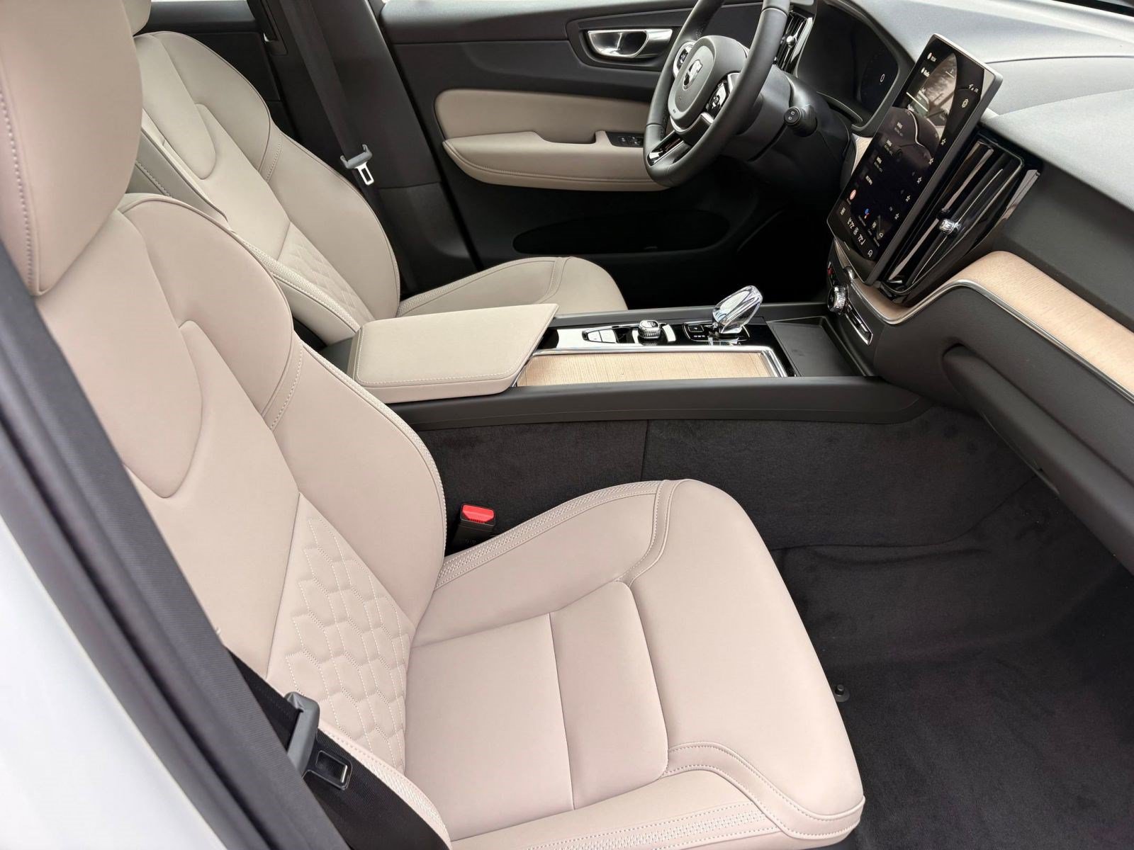 Used 2026 Volvo XC60 B5 Plus w/ Climate Package AWD/4WD image 26