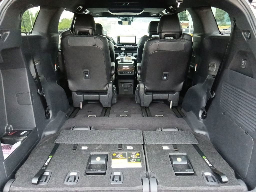 Used 2025 Toyota Sienna Platinum AWD/4WD image 30