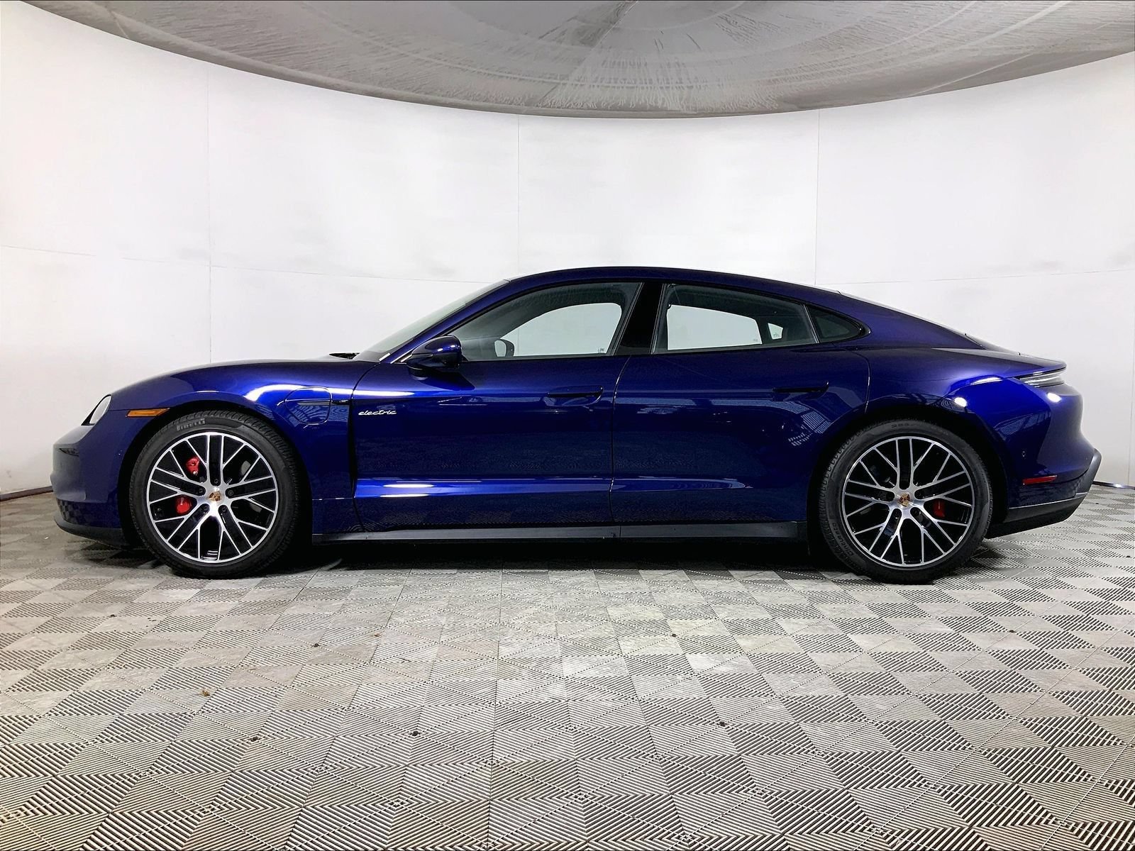 Used 2025 Porsche Taycan 4S AWD/4WD image 2