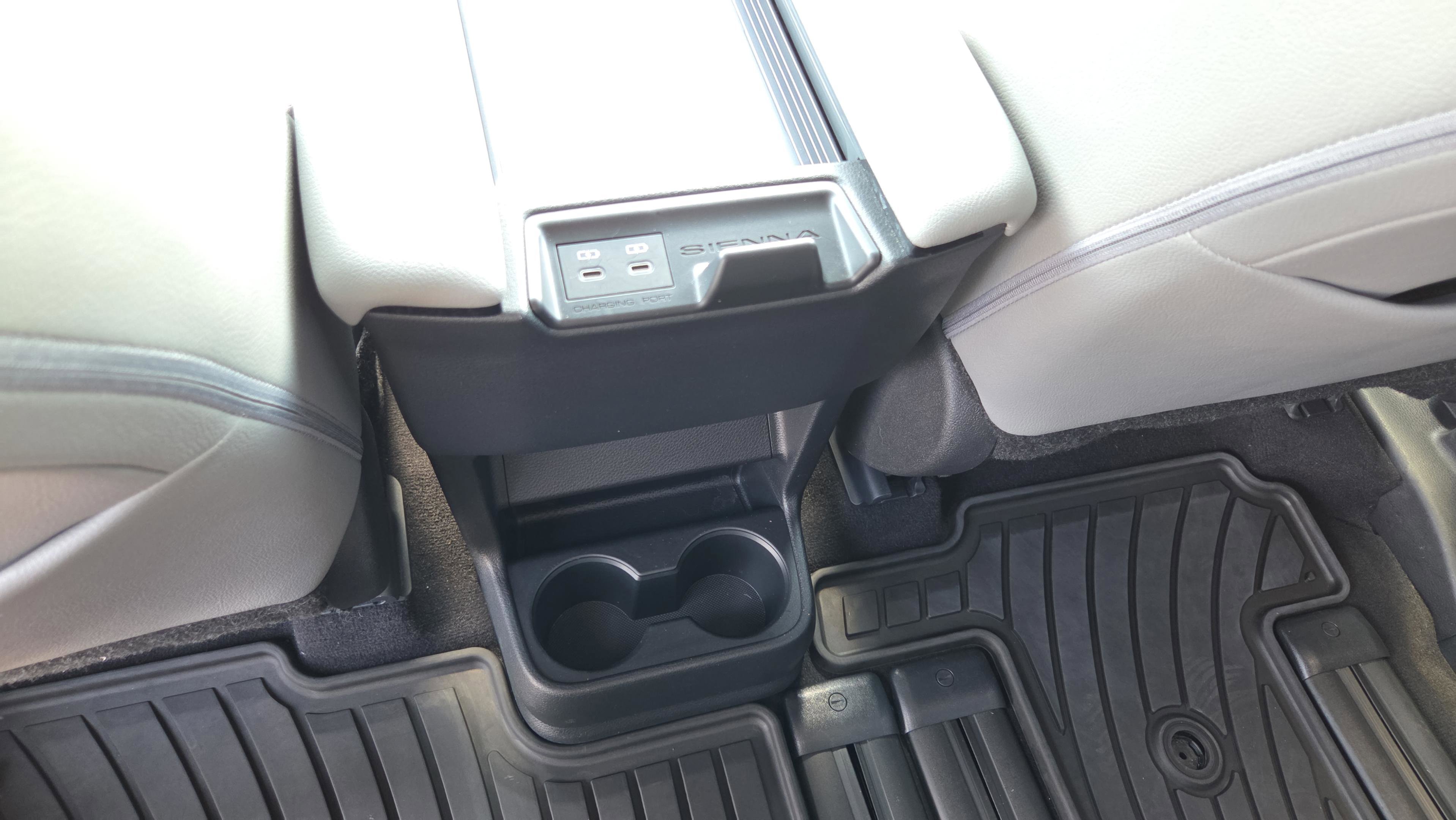 Used 2025 Toyota Sienna XLE image 25