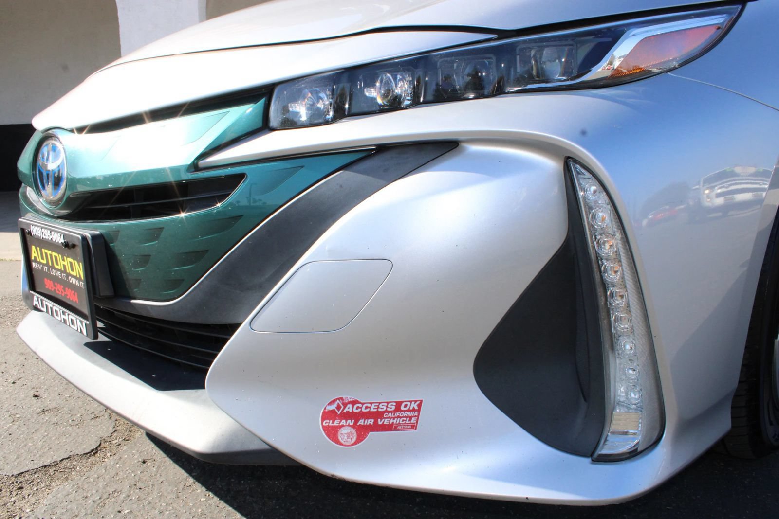 Used 2017 Toyota Prius Prime Premium w/ Preferred Accessory Package FWD image 4
