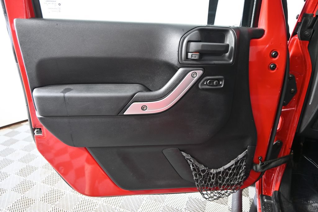 Used 2012 Jeep Wrangler Unlimited Rubicon w/ Connectivity Group AWD/4WD image 19