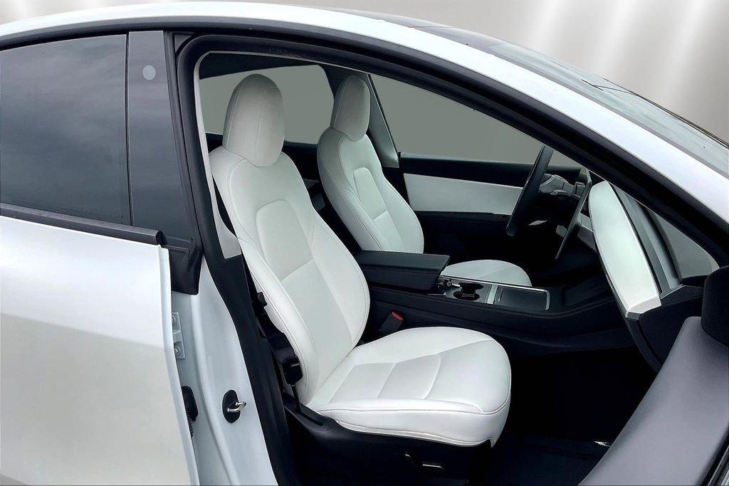 Used 2022 Tesla Model Y Long Range image 28