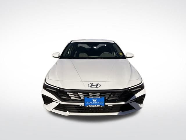 Used 2025 Hyundai Elantra SE image 2