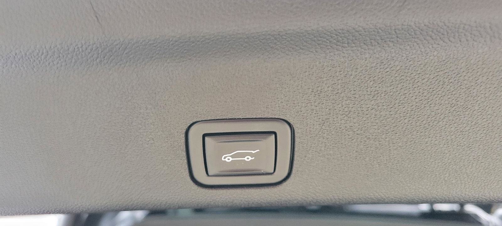 Used 2023 Cadillac Escalade Premium Luxury image 35