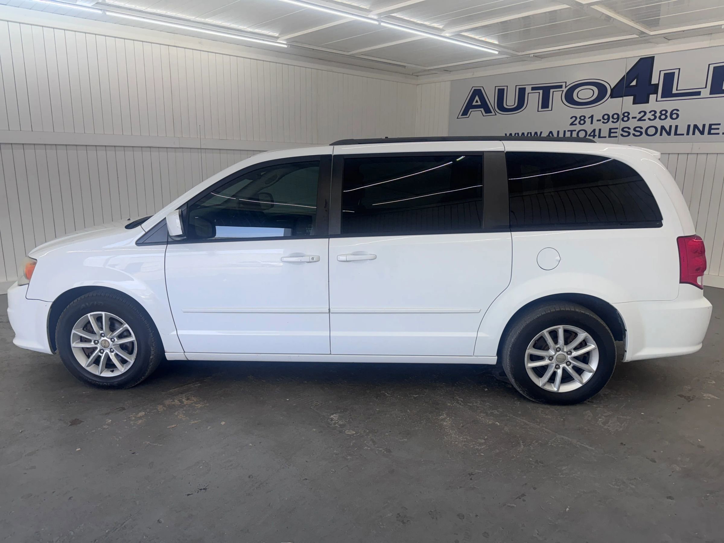 Used 2013 Dodge Grand Caravan SXT w/ UConnect Hands-Free Group image 8