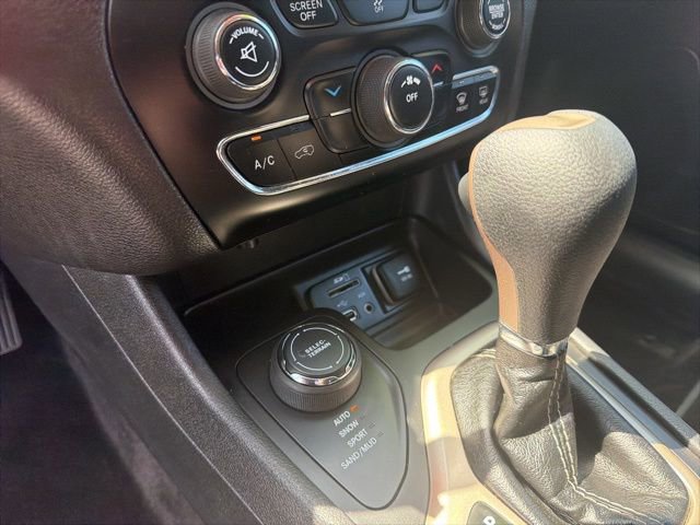 Used 2017 Jeep Cherokee Latitude w/ Safety/Convenience Group image 14