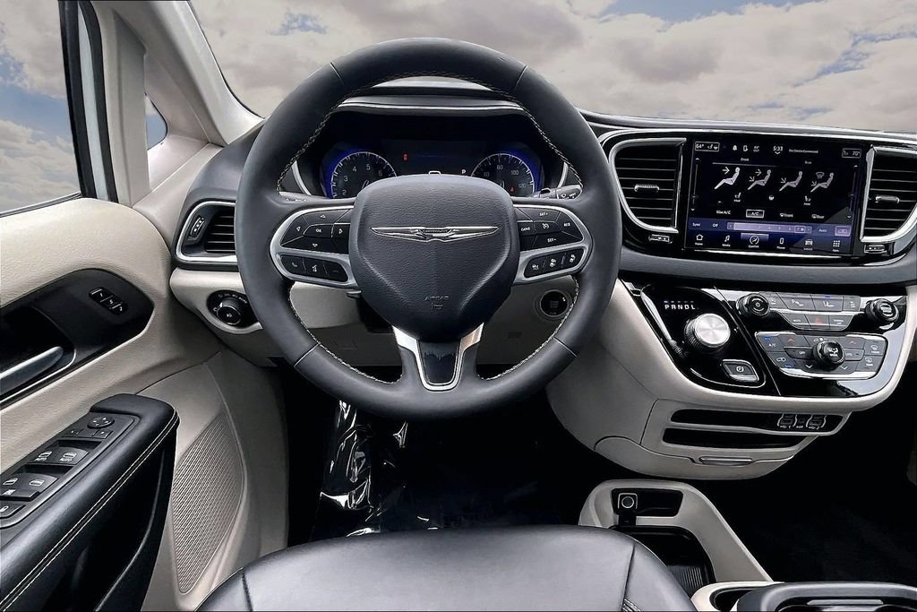 Used 2024 Chrysler Pacifica Touring-L FWD image 8