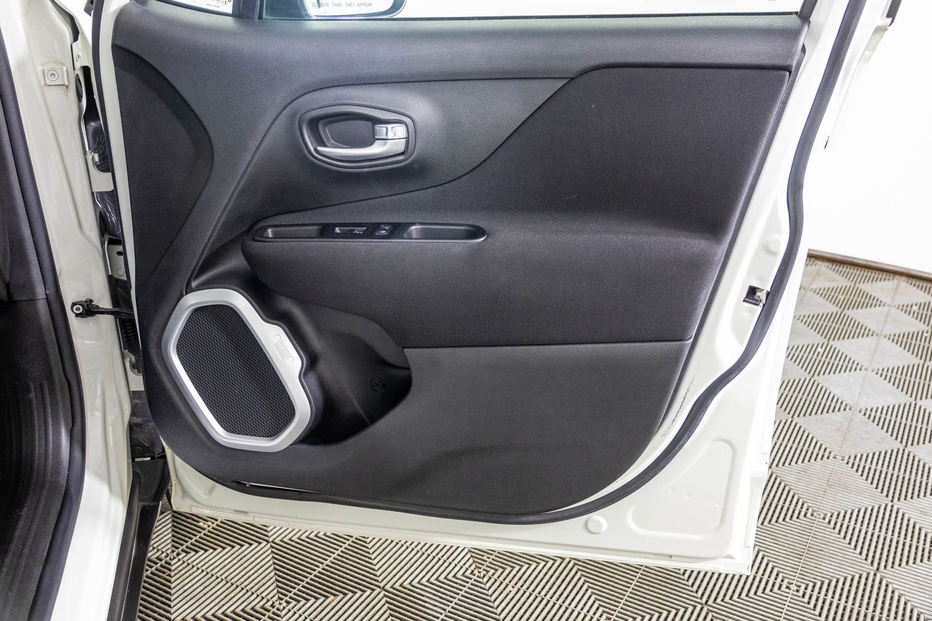 Used 2019 Jeep Renegade Latitude FWD image 44