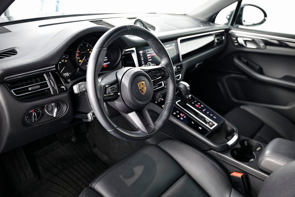 Used 2023 Porsche Macan Turbo image 4