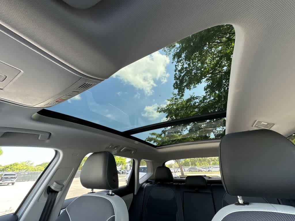 New 2026 Volkswagen Taos SE FWD image 17