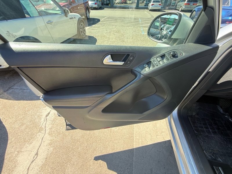 Used 2017 Volkswagen Tiguan S image 9