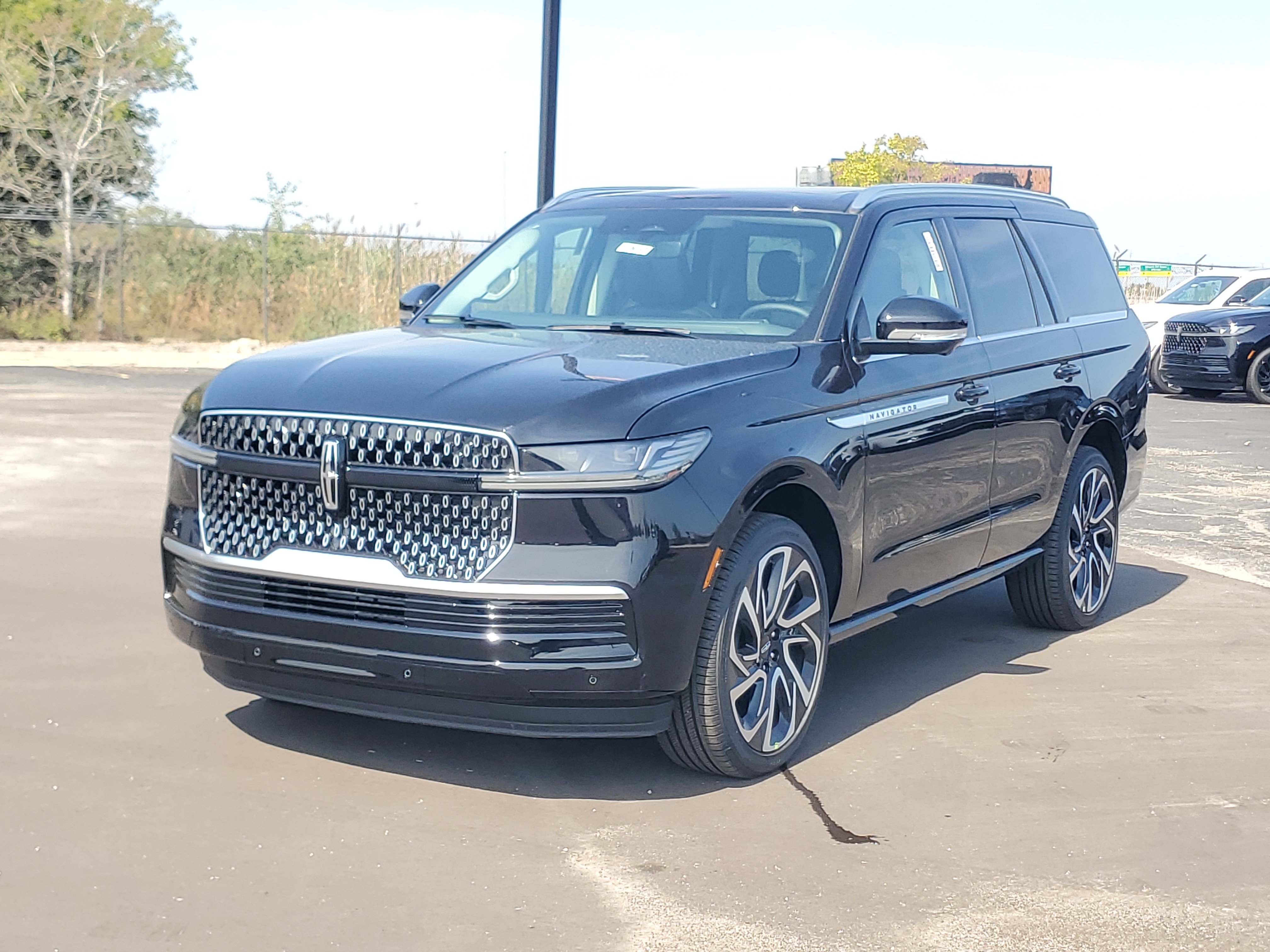 New 2027 Lincoln Navigator Reserve AWD/4WD image 2