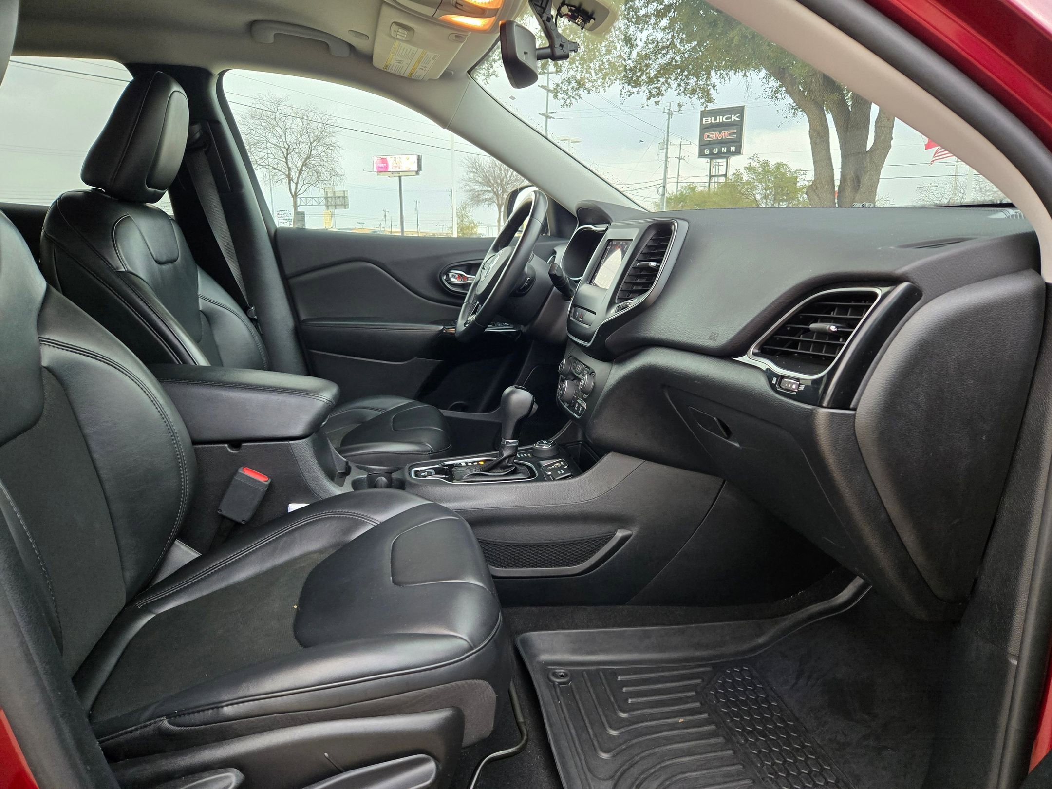 Used 2020 Jeep Cherokee Latitude Plus image 27