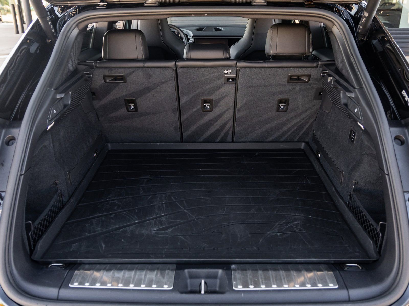 Certified 2025 Porsche Macan Electric image 34