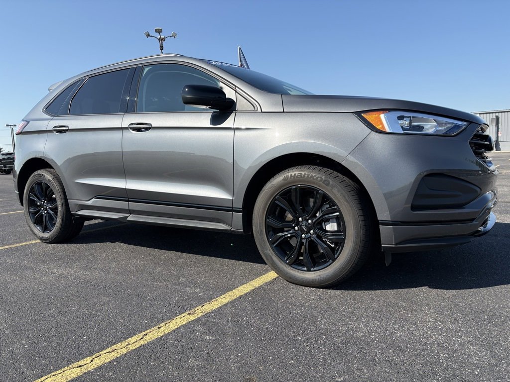 Used 2024 Ford Edge SE w/ Black Appearance Package image 3