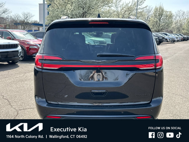 Used 2025 Chrysler Pacifica Limited FWD image 3