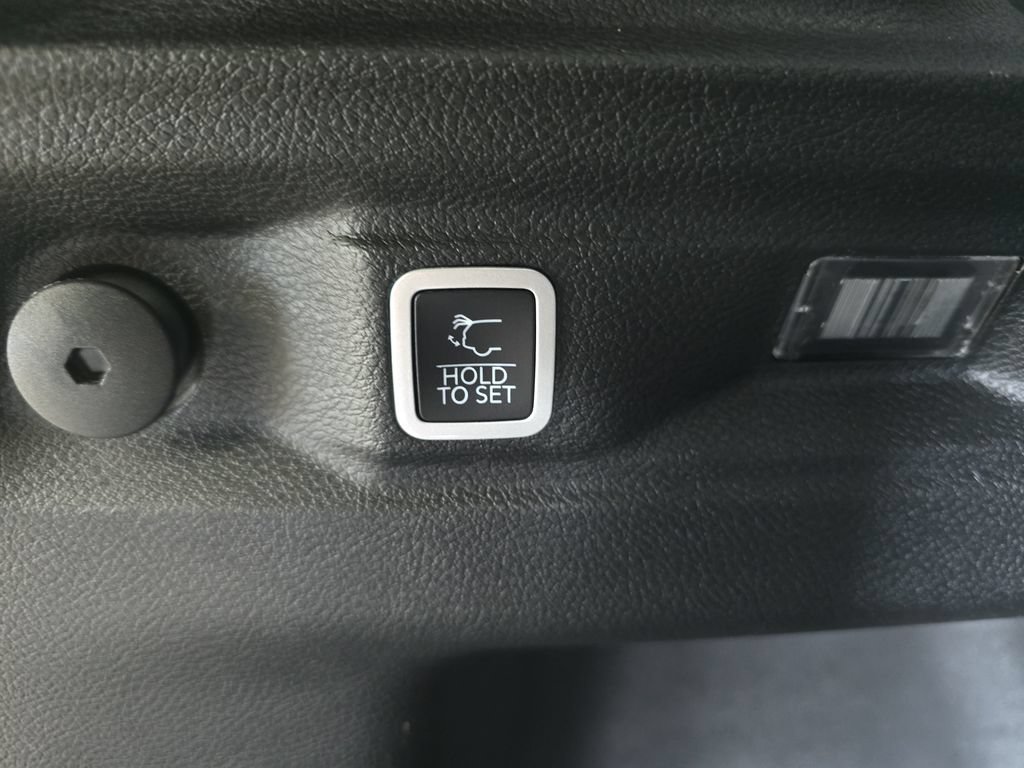Used 2023 Jeep Grand Cherokee L Limited AWD/4WD image 14