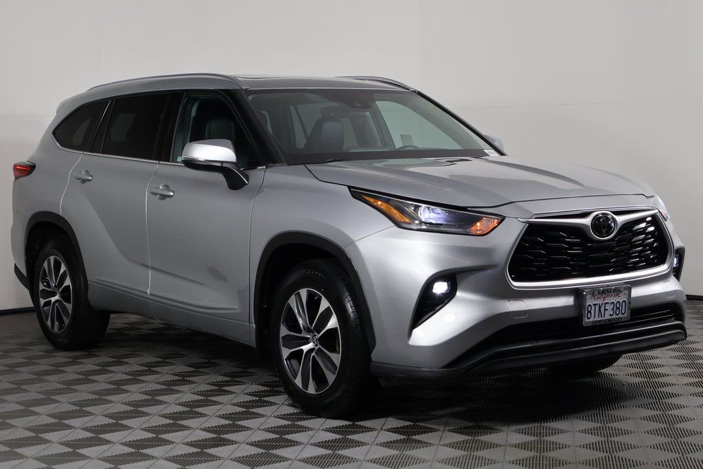 Used 2021 Toyota Highlander XLE FWD image 3