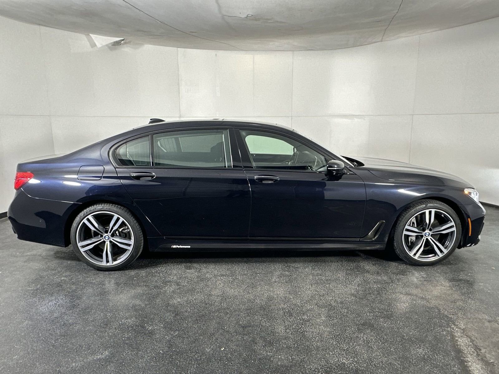 Used 2019 BMW 750i w/ Executive Package image 13