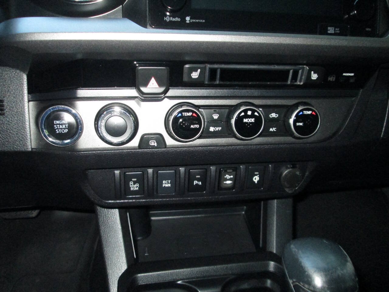 Used 2016 Toyota Tacoma TRD Off-Road w/ Premium & Technology Package AWD/4WD image 24