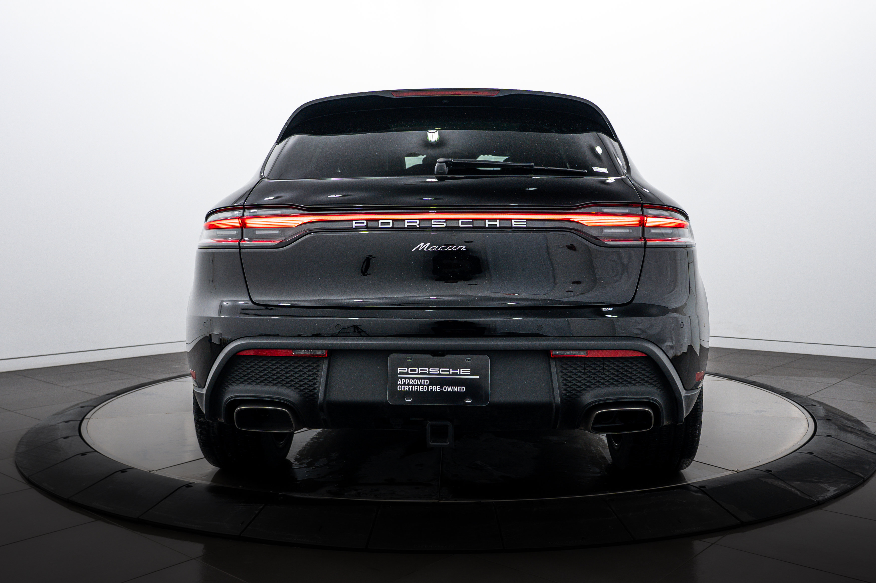 Certified 2025 Porsche Macan image 6