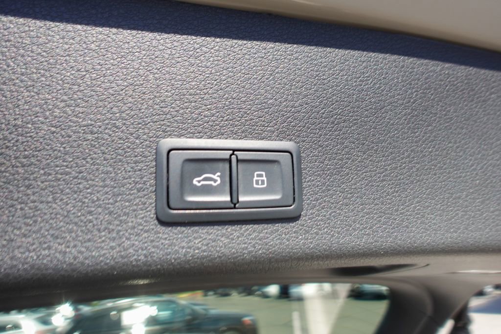 Used 2022 Audi e-tron Premium Plus w/ Premium Plus Package image 26