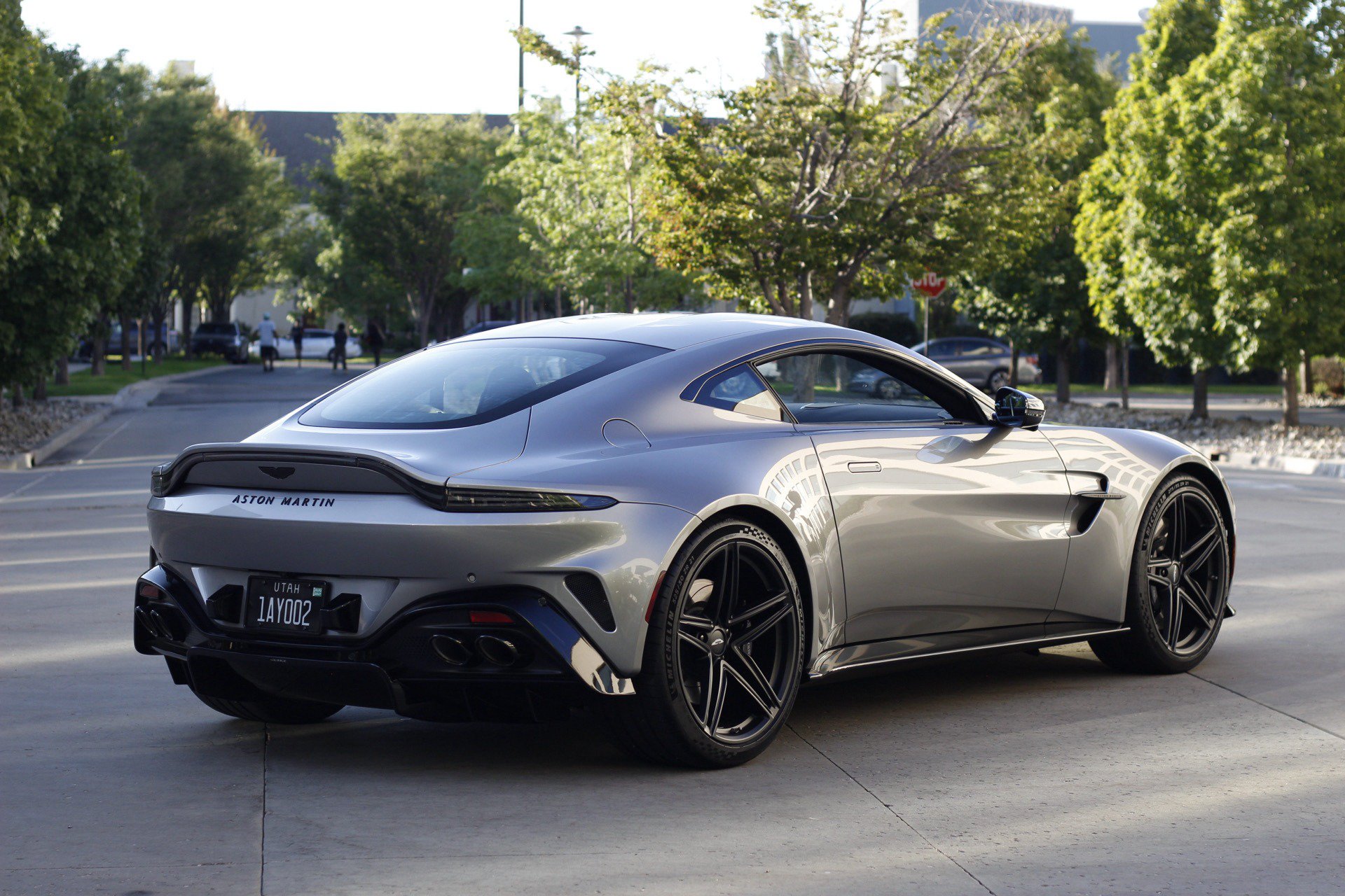 Used 2025 Aston Martin V8 Vantage Coupe RWD image 3
