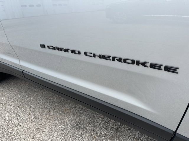 Used 2025 Jeep Grand Cherokee Altitude AWD/4WD image 14
