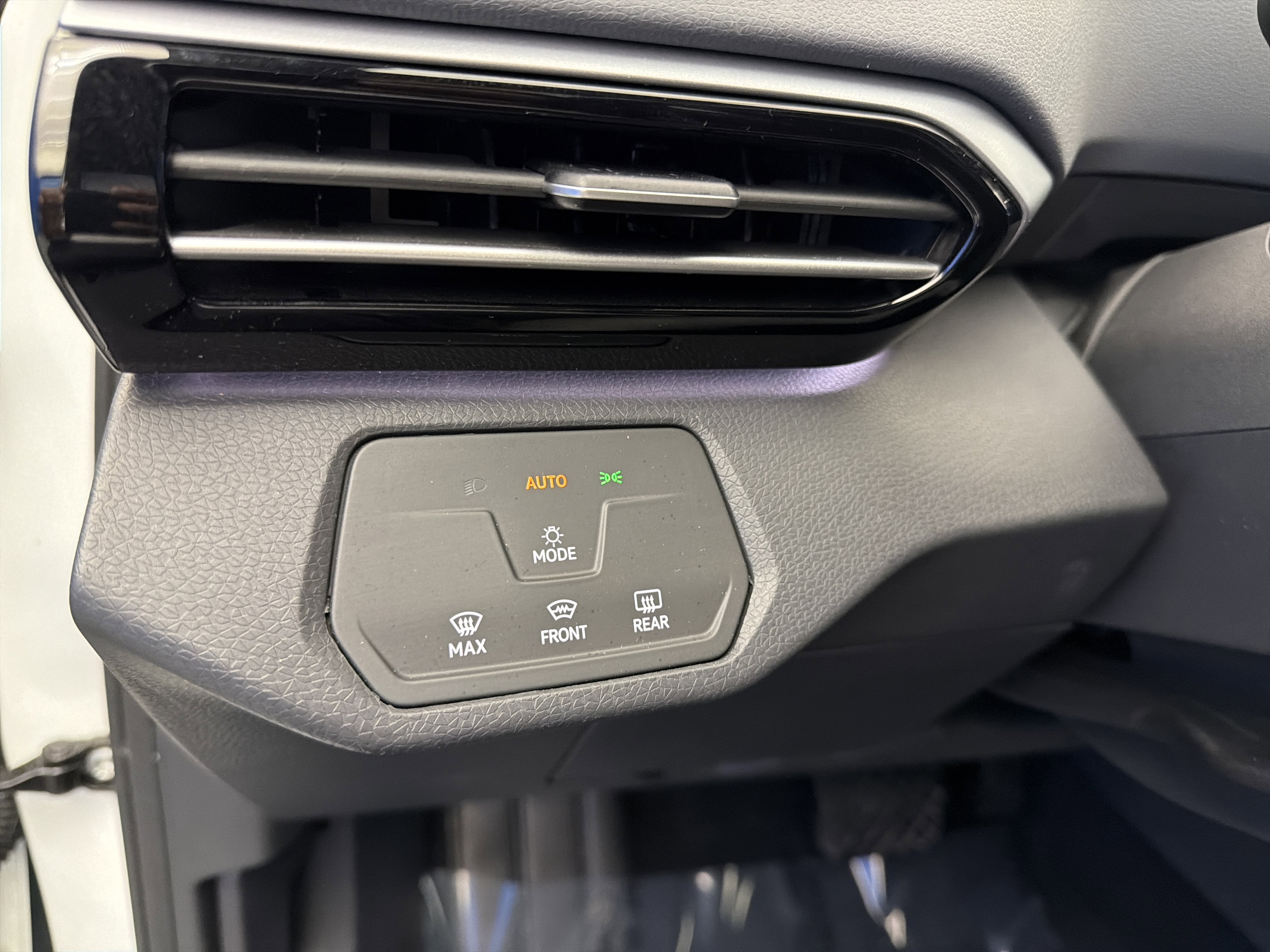Certified 2025 Volkswagen ID.4 Pro AWD/4WD image 14