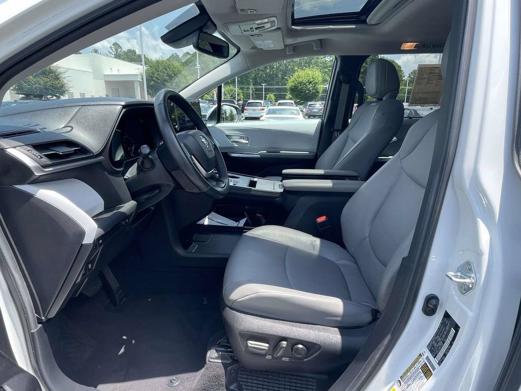 Used 2025 Toyota Sienna XLE FWD image 16
