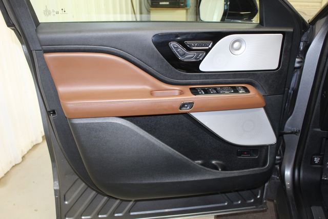 Used 2023 Lincoln Aviator Reserve w/ Equipment Group 201A image 9