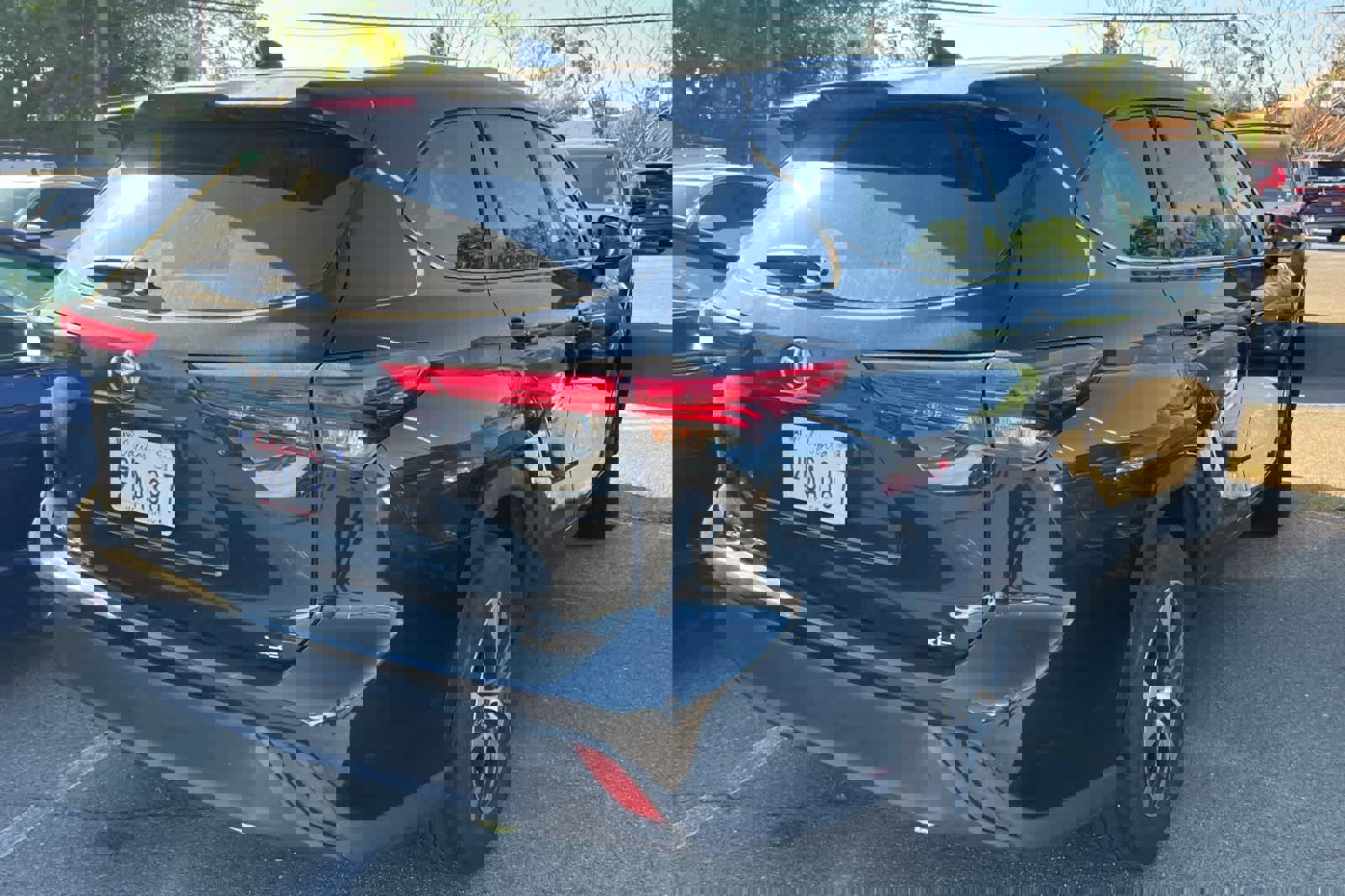 Used 2023 Toyota Highlander XLE image 4