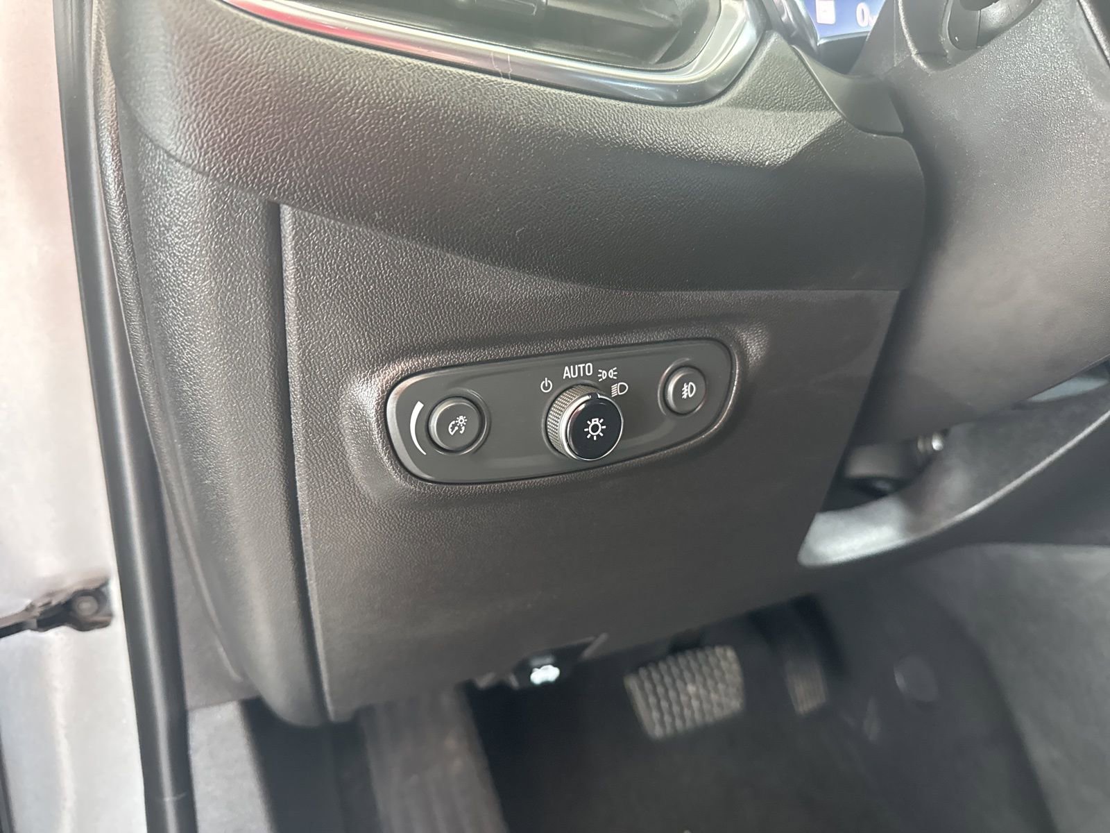 Used 2023 Chevrolet Equinox Premier image 24