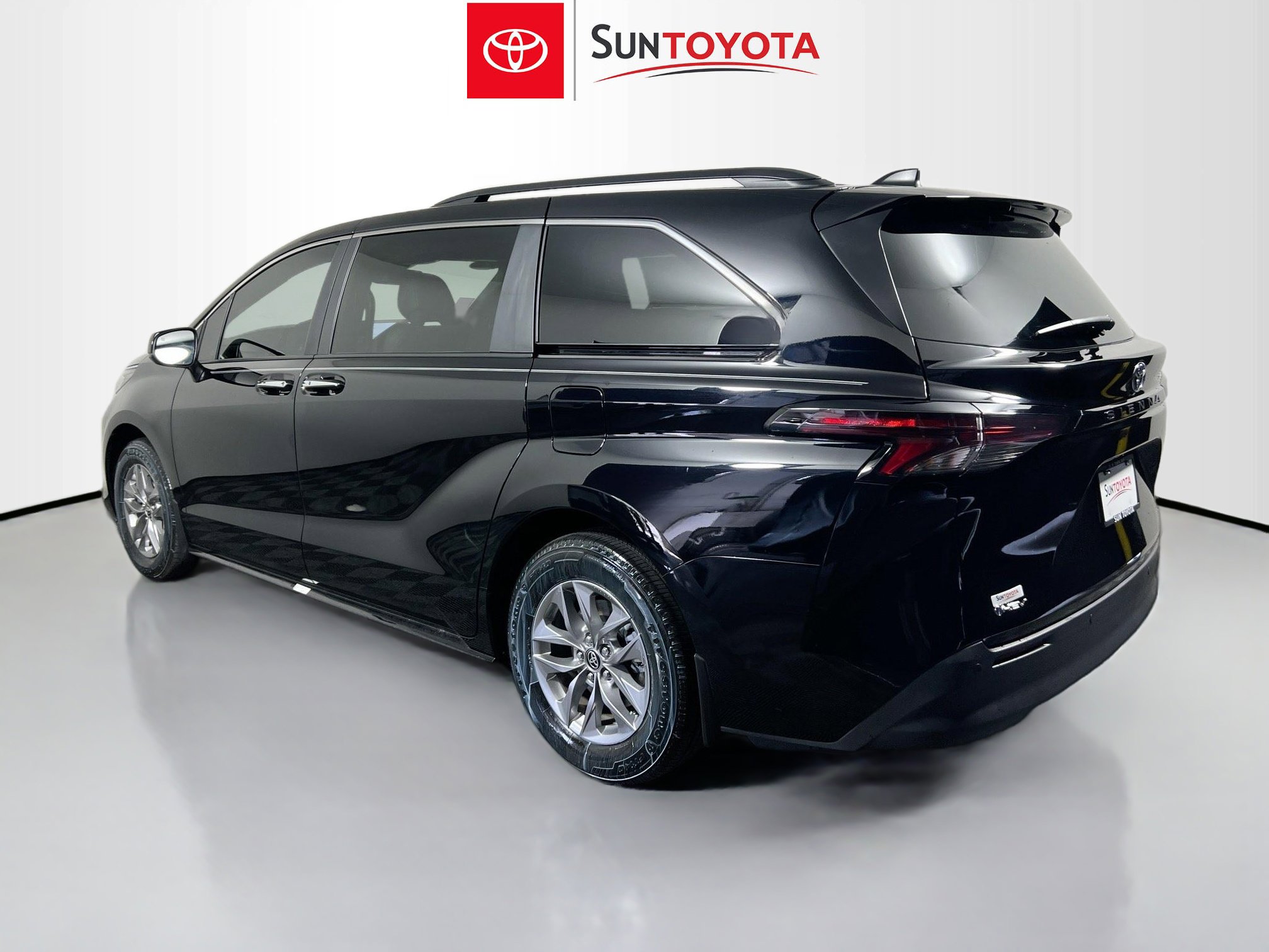 Used 2025 Toyota Sienna XLE image 6