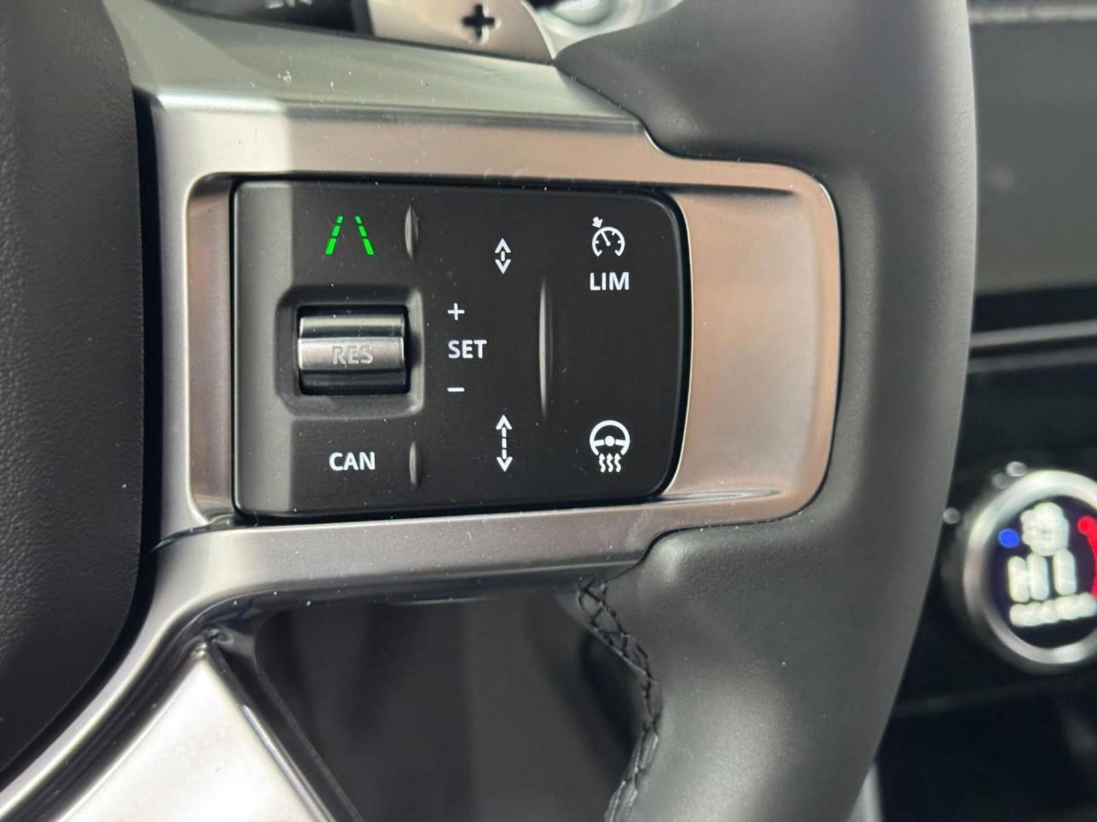 New 2026 Land Rover Discovery Dynamic SE image 32