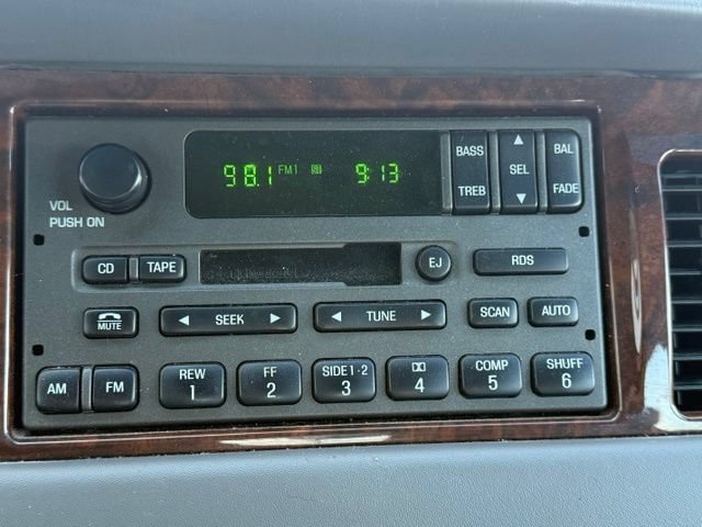 Used 2002 Lincoln Town Car Executive RWD image 27