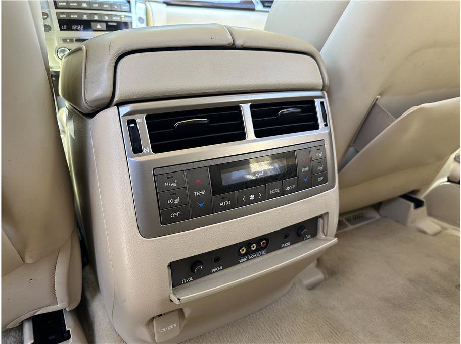 Used 2013 Lexus LX 570 4WD w/ Luxury Pkg image 19