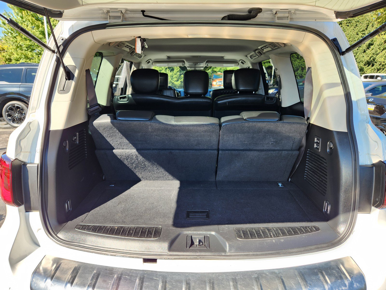 Used 2018 INFINITI QX80 4WD w/ Deluxe Technology Package image 8