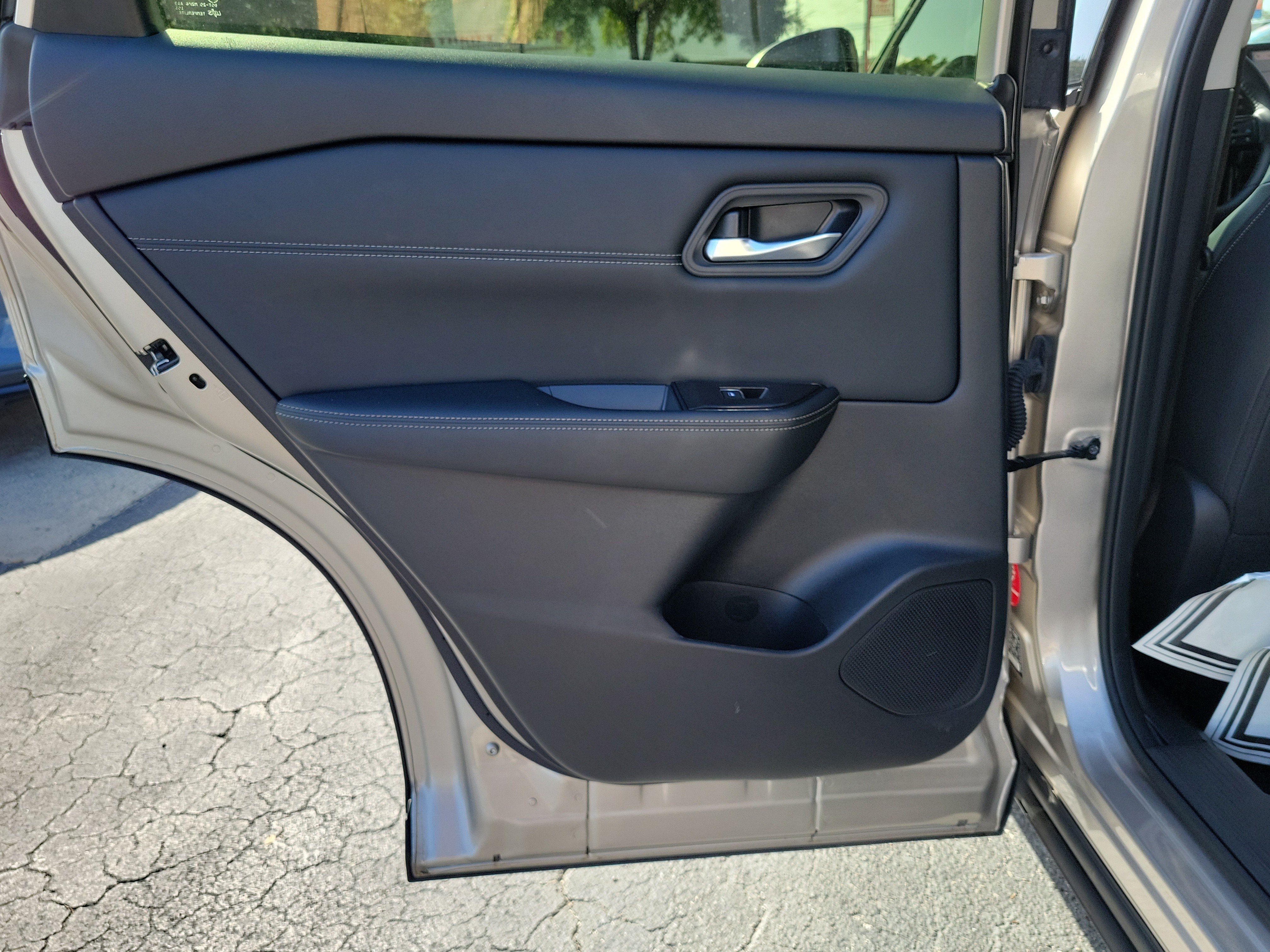 Certified 2025 Nissan Rogue SL FWD image 11