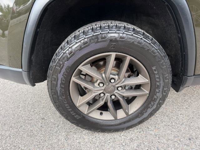Used 2017 Jeep Grand Cherokee Laredo AWD/4WD image 12