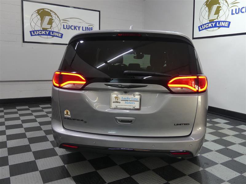 Used 2018 Chrysler Pacifica Limited w/ Advanced Safetytec Group FWD image 8