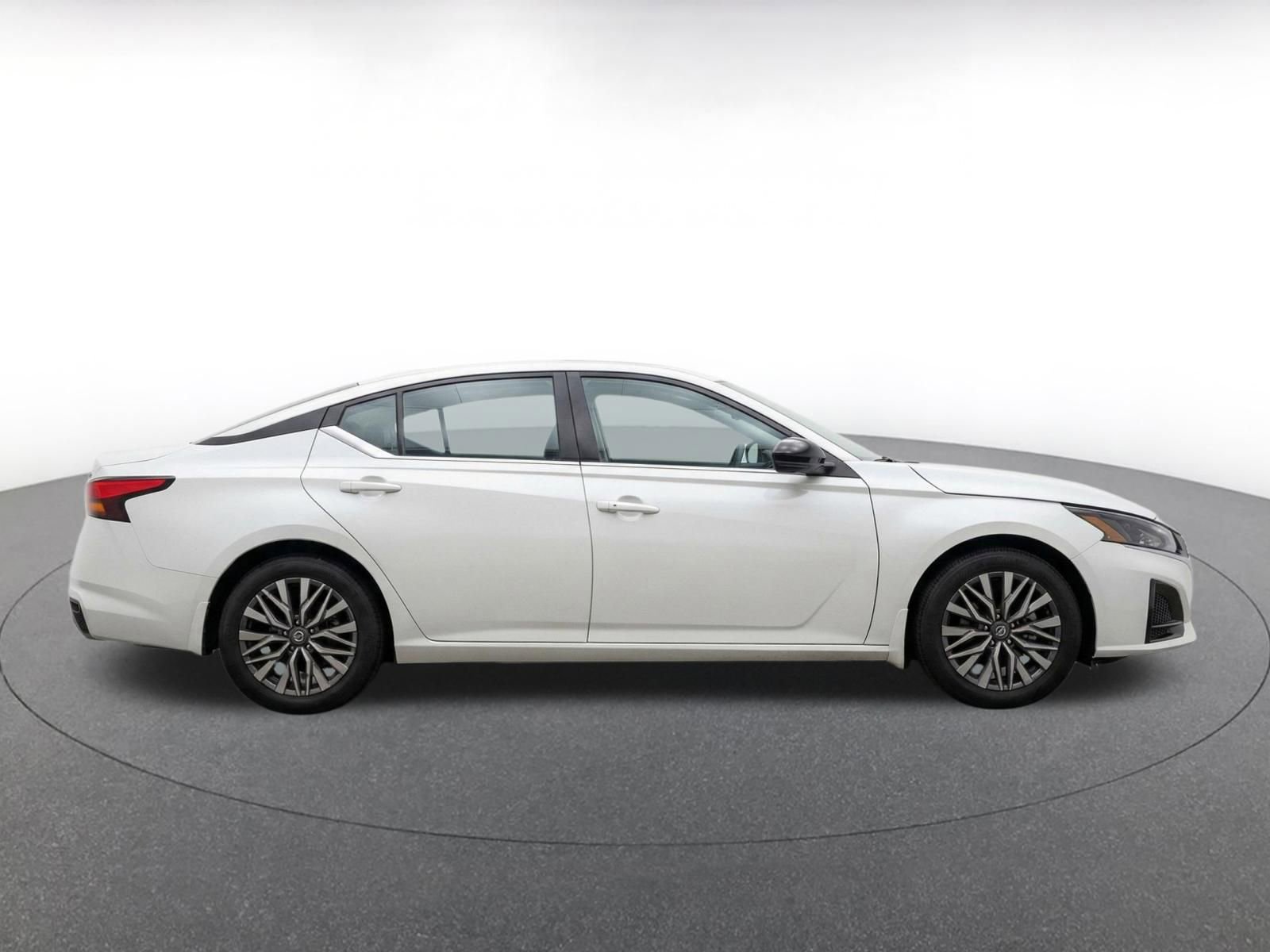 Used 2025 Nissan Altima 2.5 SV FWD image 10