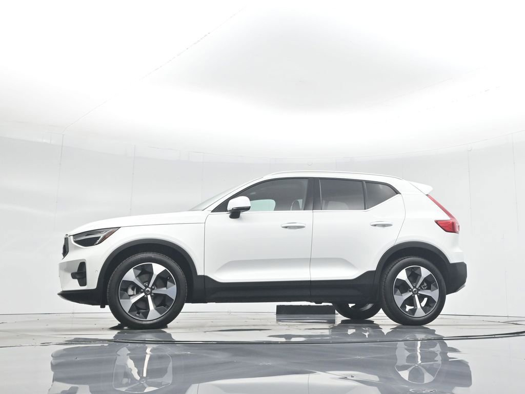 Used 2025 Volvo XC40 B5 Plus image 57