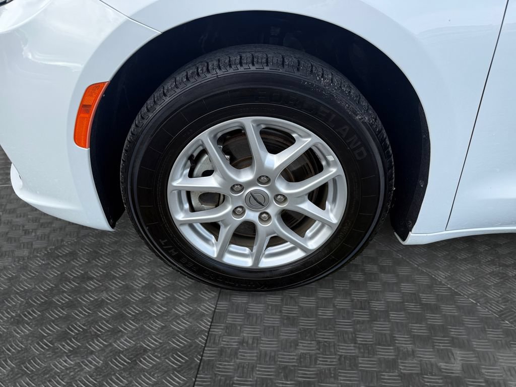 Used 2025 Chrysler Pacifica Select FWD image 14